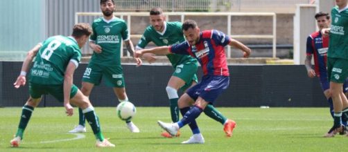 Un azione di gioco dell'ultima amichevole tra Crotone e Avellino - © FcCrotone.It