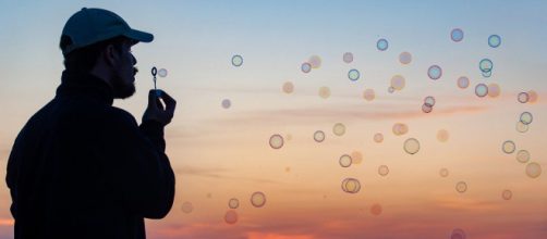 Uomo che soffia le bolle di sapone - © Pixabay.