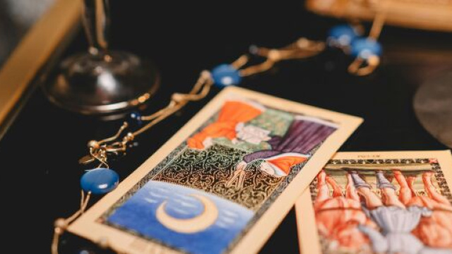 Carte dei tarocchi della Luna e Fante- © Pexels.
