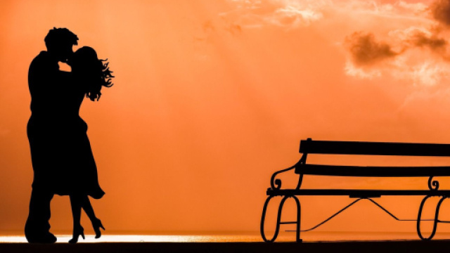 Coppia innamorata con panchina e tramonto some sfondo - &copy; Pixabay
