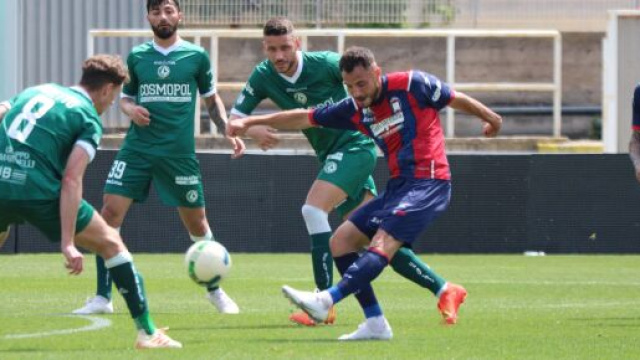 Un azione di gioco dell'ultima amichevole tra Crotone e Avellino - © FcCrotone.It