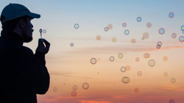 Uomo che soffia le bolle di sapone - © Pixabay.