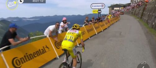 Tadej Pogacar sulla salita di Pla d'Adet - Screenshot © Eurosport