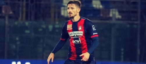 Giuseppe Loiacono con la maglia del Crotone - © Instagram / Giuseppe Loiacono