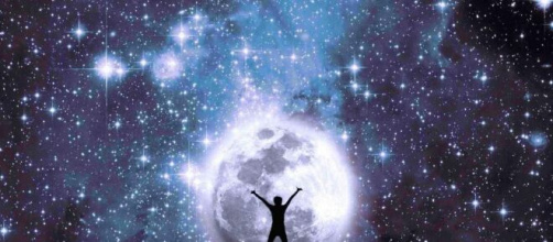 Cielo stellato con sagoma che fissa la luna © Pixabay.