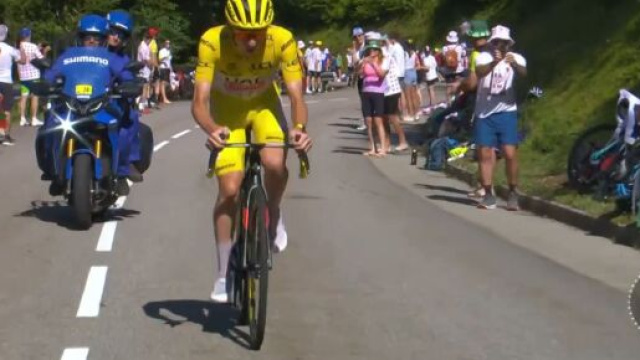 Tadej Pogacar sulla salita d Plateau de Beille - Screenshot © Eurosport