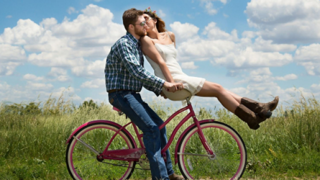 Coppia innamorata in bicicletta - © Pixabay.