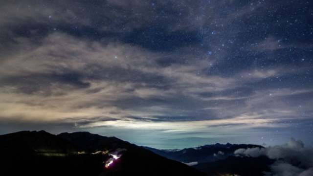 Montagna sotto le stelle della notte - © Pixabay.