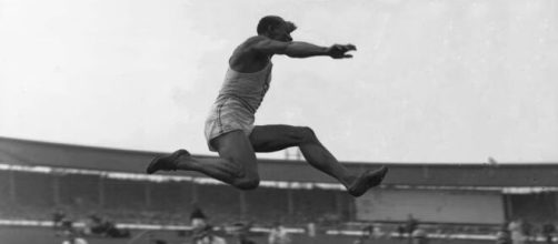 Jesse Owens salta verso l'oro alle Olimpiadi del 1936 (©IOC).