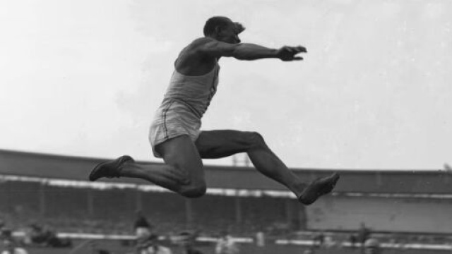 Jesse Owens salta verso l'oro alle Olimpiadi del 1936 (©IOC).