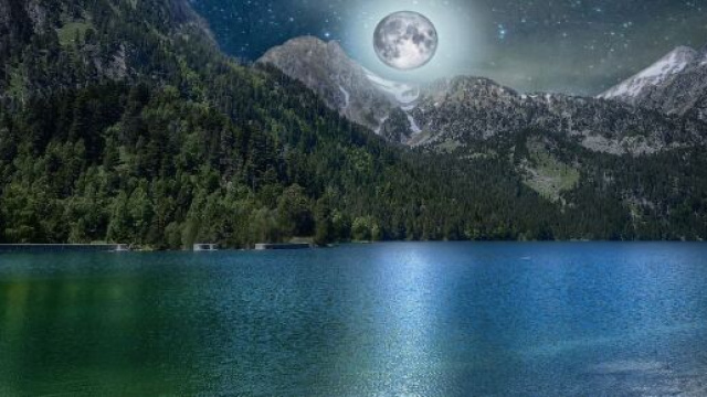 Panorama notturno con lago e monte - © Pixabay.