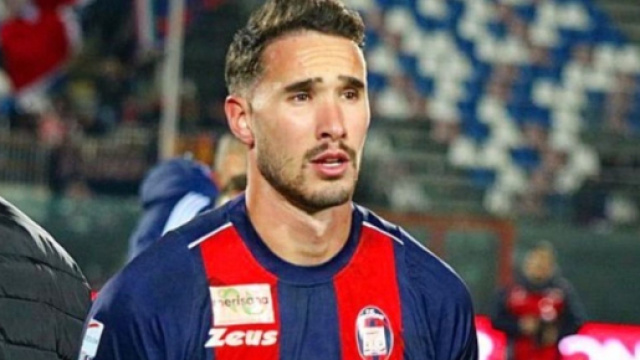Riccardo Spaltro con la maglia del Crotone - © Instagram / Riccardo Spaltro