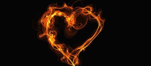 Un cuore in fiamme (© Pixabay).