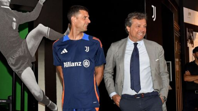Thiago Motta e Cristiano Giuntoli, allenatore e football director Juventus ©️ Foto Profilo X Juventus