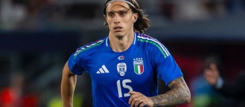 Riccardo Calafiori, difensore del Bologna, con la maglia della nazionale italiana. Foto © Bologna FC