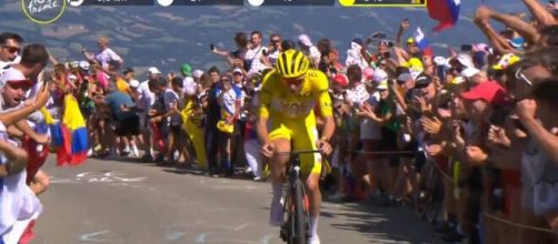 Tadej Pogacar all'attacco sul col de Noyer - Screenshot © Eurosport.