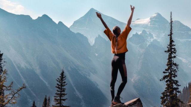 Donna felice con braccia e sguardo al cielo - &copy; Pixabay.