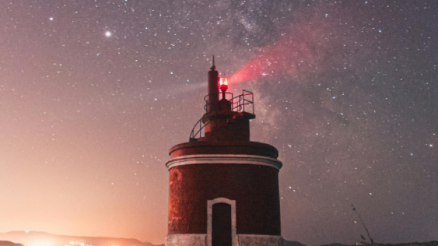 Faro con cielo stellato - &copy;Pexels.