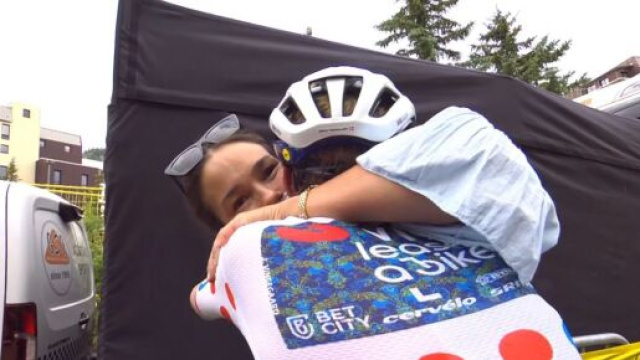 Vingegaard con la moglie all'arrivo di Isola 2000 - Screenshot © Eurosport