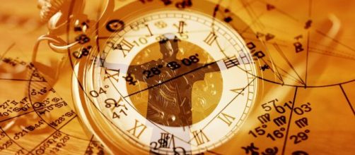 Orologio e coordinate segni zodiacali © Pixabay.