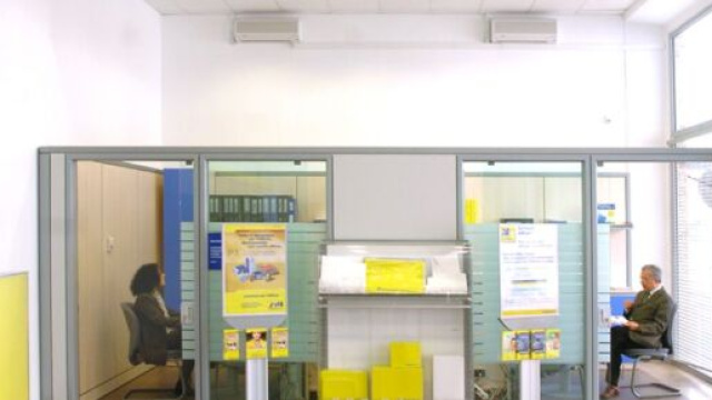 In foto due impiegati di © Poste Italiane.