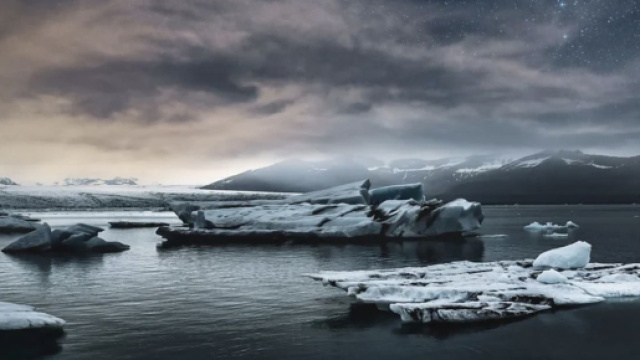 Mare ghiacciato sotto il cielo stellato - © pixabay.com
