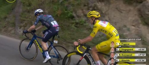 Vingegaard e Pogacar sul Col de la Couillole - Screenshot © Eurosport