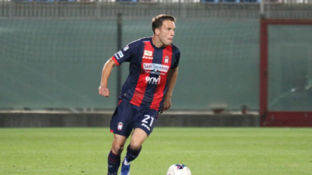 Daniel Leo con la maglia del Crotone - © FcCrotone.It