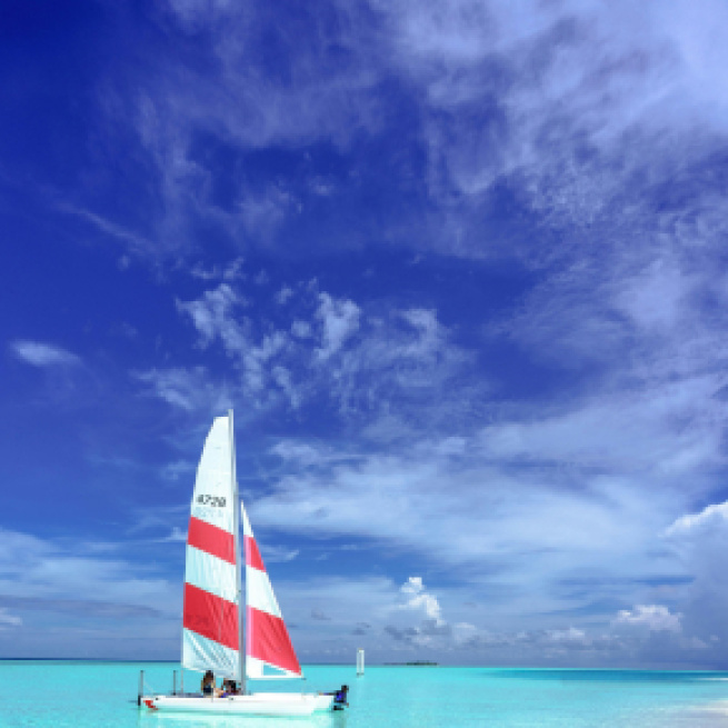 Baraca a vela sul mare limpido - © Pexels