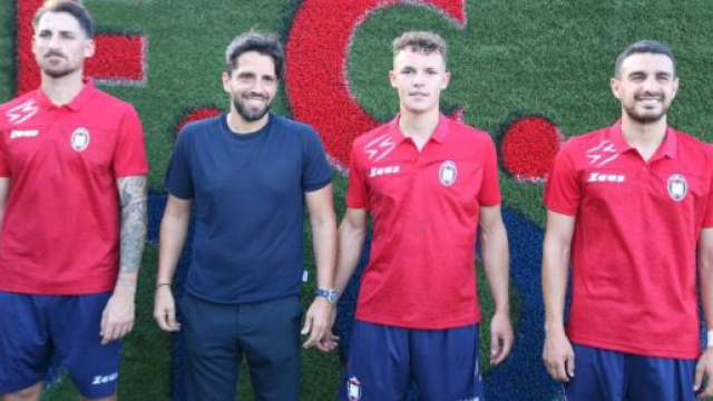Da sinistra a destra: Cargnelutti, Amodio, Oviszach e Di Pasquale con la maglia del Crotone - &copy; FcCrotone.It