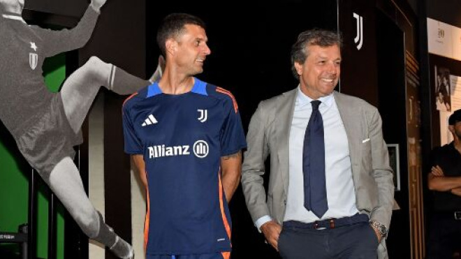 Thiago Motta e Cristiano Giuntoli, allenatore e football director Juventus ©️ foto presa da X Juventus
