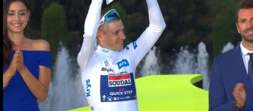 Remco Evenepoel sul podio del Tour de France - Screenshot © Eurosport.