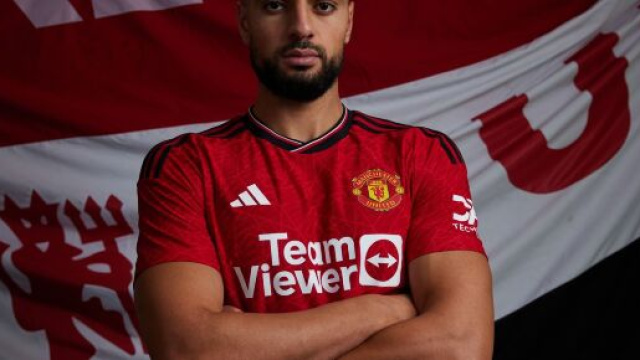 Amrabat con la maglia del Manchester United © Profilo Facebook Amrabat