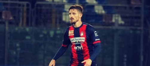 Giuseppe Loiacono con la maglia del Crotone - © Instagram / Giuseppe Loiacono