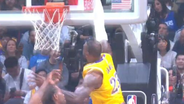 LeBron James con i Los Angeles Lakers - screenshot © NBA Passion.