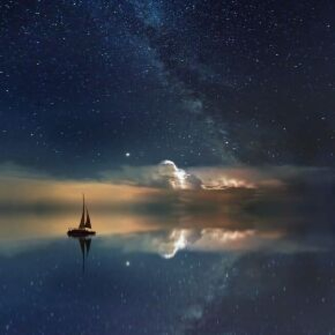 Cielo stellato e una barca © Pixabay