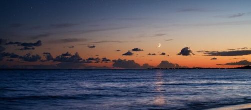 Tramonto sul mare con luna e stelle - © Pixabay.