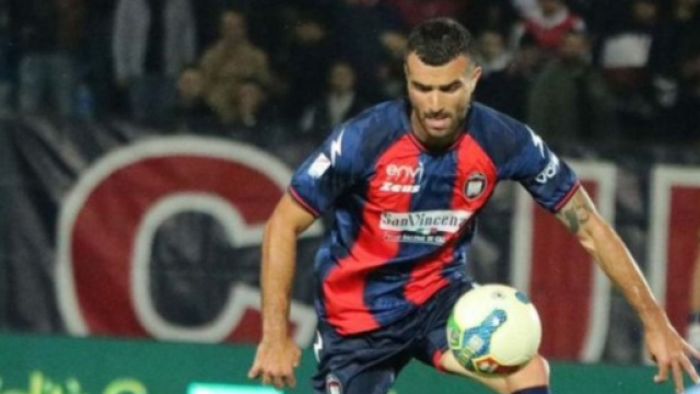 Carlo Crialese con la maglia del Crotone - &copy; Instagram / Carlo Crialese