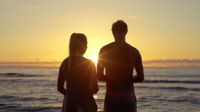 Coppia innamorata con mare e tramonto - © Pixabay.