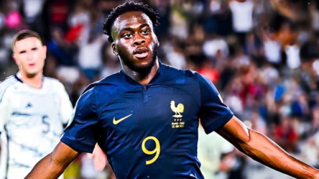 Arnaud Kalimuendo con la maglia della Nazionale Francese © profilo arnaud_kalimuendo