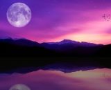 Cielo lilla con luna piena © Pixabay.