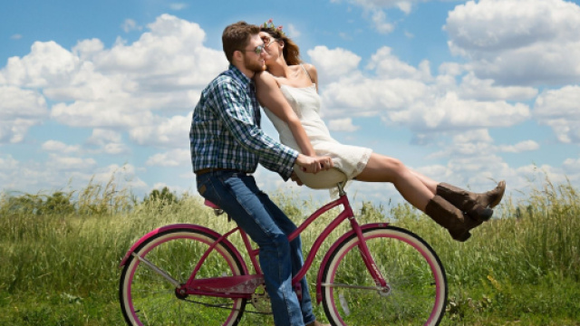 Coppia felice in bicicletta - &copy; Pixabay.