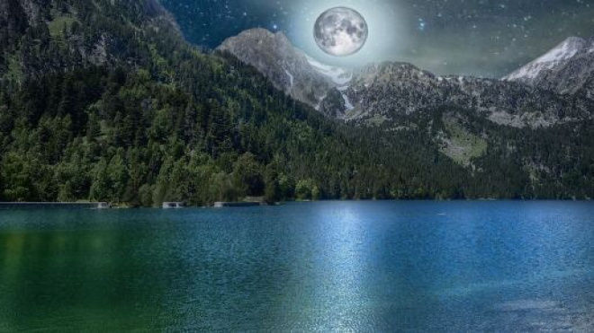 Panorama notturno con lago e monte - © Pixabay.