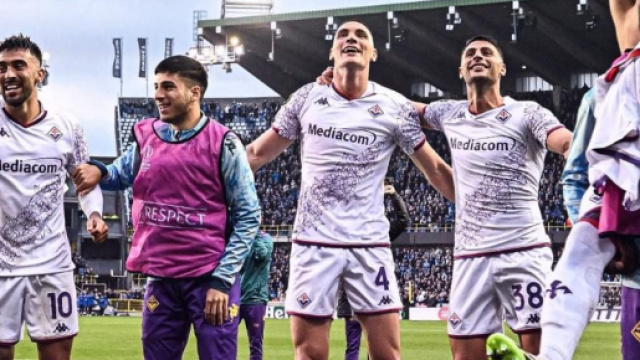 Nico Gonzalez esulta con Parisi e Milenkovic (© profilo fb Fiorentina)