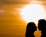 Una coppia e un tramonto Foto © Pixabay.