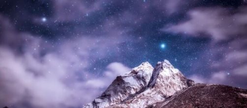 Cielo di stelle su una montagna innevata - pixabay.com