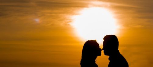 Una coppia e un tramonto Foto © Pixabay.