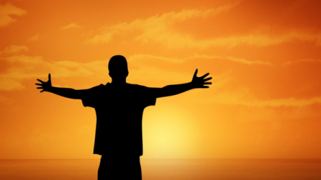 Figura di uomo con tramonto sul mare - © Pixabay.