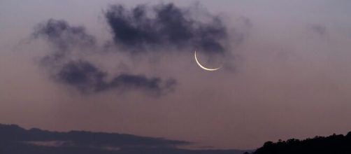 Luna tra le nuvole in cielo - © Pexels.