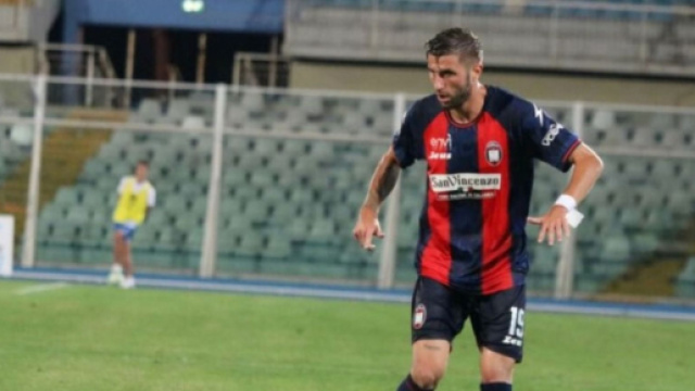 Alessio Tribuzzi con la maglia del Crotone - &copy; Instagram / Alessio Tribuzzi